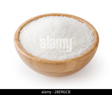 Sucre blanc granulé dans un bol en bois isolé sur fond blanc avec chemin de découpe Banque D'Images