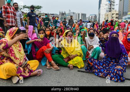 Dhaka, Bangladesh. 15 avril 2020. Les travailleurs du vêtement crient des slogans lorsqu'ils bloquent une route exigeant leurs salaires pendant le verrouillage en raison des inquiétudes concernant l'épidémie de coronavirus (COVID-19) à Dhaka, au Bangladesh, le 15 avril 2020. (Photo de Zabed Hasnain Chowdhury/Sipa USA) crédit: SIPA USA/Alay Live News Banque D'Images