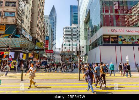 Rue Tsim Sha Tsui . Tsim Sha Tsui Street est un lieu commercial populaire à Hong Kong. Banque D'Images