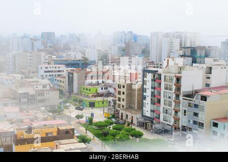 Les palais de la ville de Lima capitale du Pérou dans le brouillard typique de garùa Banque D'Images