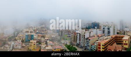 Les palais de la ville de Lima capitale du Pérou immergés dans le brouillard typique de garùa Banque D'Images