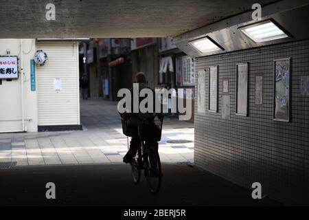 Mercredi. 15 avril 2020. OSAKA, JAPON - 15 AVRIL : un homme avec un cycle masque de visage dans la paroisse de Nischinari, dans une région de l'une des plus grandes populations de sans-abri et de travailleurs du jour du pays dans la préfecture d'Osaka au Japon, le mercredi 15 avril 2020, dans le contexte de la propagation du nouveau coronavirus. Le Premier ministre japonais Shinzo Abe a déclaré la semaine dernière l'état d'urgence à Tokyo et à six autres préfectures, dont Osaka, pour renforcer les défenses contre la propagation du coronavirus. (Photo: Richard Atrero de Guzman/ AFLO) Banque D'Images