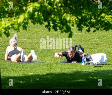 Londres, Royaume-Uni. 15 avril 2020. MÉTÉO Printemps des Covid à St James Park Londres exercice dans le parc crédit: Ian Davidson/Alay Live News Banque D'Images