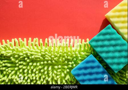 Kit de nettoyage isolé sur fond blanc. Jeu de serviettes, gants en caoutchouc et éponges. Nettoyage de la maison. Détergents et accessoires de nettoyage Banque D'Images