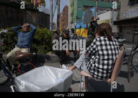 Mercredi. 15 avril 2020. OSAKA, JAPON - 15 AVRIL : des gens ont été vus dans le quartier de Nischinari se relaxant sous le soleil, la région de l'une des plus grandes populations de sans-abri et de travailleurs du jour dans la préfecture d'Osaka au Japon, le mercredi 15 avril 2020, dans le contexte de la propagation du nouveau coronavirus. Le Premier ministre japonais Shinzo Abe a déclaré la semaine dernière l'état d'urgence à Tokyo et à six autres préfectures, dont Osaka, pour renforcer les défenses contre la propagation du coronavirus. (Photo: Richard Atrero de Guzman/ AFLO) Banque D'Images