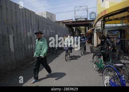 Mercredi. 15 avril 2020. OSAKA, JAPON - 15 AVRIL : des gens ont été vus dans la paroisse de Nischinari, une région de l'une des plus grandes populations de sans-abri et de travailleurs du jour du pays dans la préfecture d'Osaka, Japon, le mercredi 15 avril 2020, dans la propagation du nouveau coronavirus. Le Premier ministre japonais Shinzo Abe a déclaré la semaine dernière l'état d'urgence à Tokyo et à six autres préfectures, dont Osaka, pour renforcer les défenses contre la propagation du coronavirus. (Photo: Richard Atrero de Guzman/ AFLO) Banque D'Images