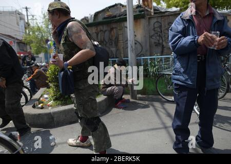 Mercredi. 15 avril 2020. OSAKA, JAPON - 15 AVRIL : des gens ont été vus dans la paroisse de Nischinari se relaxant sous le soleil, la région de l'une des plus grandes populations de sans-abri et de travailleurs du jour du pays dans la préfecture d'Osaka au Japon le mercredi 15 avril 2020, dans le contexte de la propagation du nouveau coronavirus. Le Premier ministre japonais Shinzo Abe a déclaré la semaine dernière l'état d'urgence à Tokyo et à six autres préfectures, dont Osaka, pour renforcer les défenses contre la propagation du coronavirus. (Photo: Richard Atrero de Guzman/ AFLO) Banque D'Images