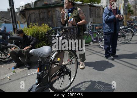 Mercredi. 15 avril 2020. OSAKA, JAPON - 15 AVRIL : des gens ont été vus dans le quartier de Nischinari se relaxant sous le soleil, la région de l'une des plus grandes populations de sans-abri et de travailleurs du jour dans la préfecture d'Osaka au Japon, le mercredi 15 avril 2020, dans le contexte de la propagation du nouveau coronavirus. Le Premier ministre japonais Shinzo Abe a déclaré la semaine dernière l'état d'urgence à Tokyo et à six autres préfectures, dont Osaka, pour renforcer les défenses contre la propagation du coronavirus. (Photo: Richard Atrero de Guzman/ AFLO) Banque D'Images