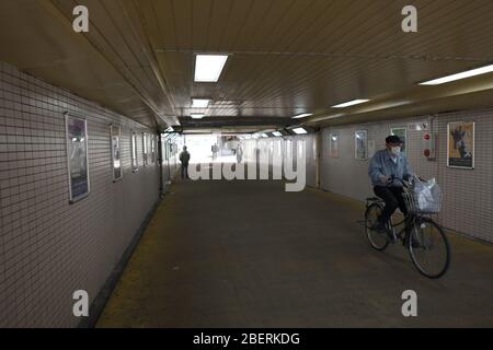 Mercredi. 15 avril 2020. OSAKA, JAPON - 15 AVRIL : un homme avec un cycle masque de visage dans la paroisse de Nischinari, dans une région de l'une des plus grandes populations de sans-abri et de travailleurs du jour du pays dans la préfecture d'Osaka au Japon, le mercredi 15 avril 2020, dans le contexte de la propagation du nouveau coronavirus. Le Premier ministre japonais Shinzo Abe a déclaré la semaine dernière l'état d'urgence à Tokyo et à six autres préfectures, dont Osaka, pour renforcer les défenses contre la propagation du coronavirus. (Photo: Richard Atrero de Guzman/ AFLO) Banque D'Images