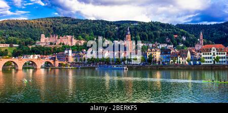 Impressionnante vieille ville d'Heidelberg, vue sur le pont, maisons et château, Allemagne. Banque D'Images