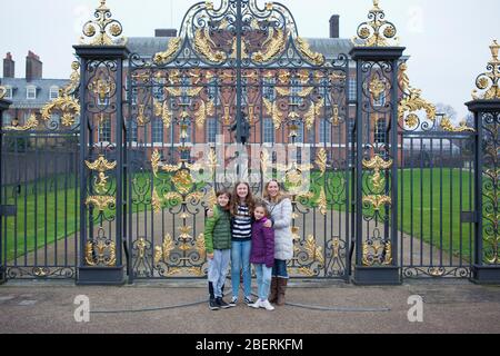 Photographie de famille devant les portes du Palais de Kensington Banque D'Images