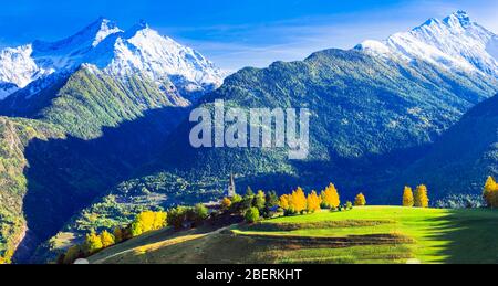 Montagnes alpines impressionnantes dans la vallée d’Aoste, en Italie. Banque D'Images