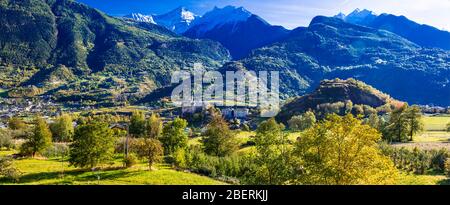 Montagnes impressionnantes et château Saint Pierre dans la région de Valle d’Aosta, Italie. Banque D'Images