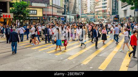 Vue sur la rue de Causeway Bay à Hong kong . Les gens marchant dans la rue de Hong Kong. Banque D'Images