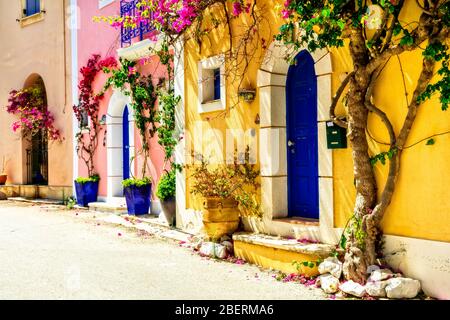 Colrful maison, portes et fleurs dans le village d'Assos, l'île de Céphalonie, Grèce. Banque D'Images