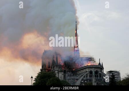 (200415) -- PARIS, le 15 avril 2020 (Xinhua) -- photo prise le 15 avril 2019 montre la cathédrale notre Dame au feu à Paris, capitale de la France. La cathédrale du centre de Paris a pris feu le 15 avril dernier. (Xinhua/Alexandre Karmen) Banque D'Images