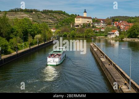 Burg Horneck un magnifique château de Gundelsheim en Allemagne avec le Neckar et un bateau de croisière en premier plan Banque D'Images