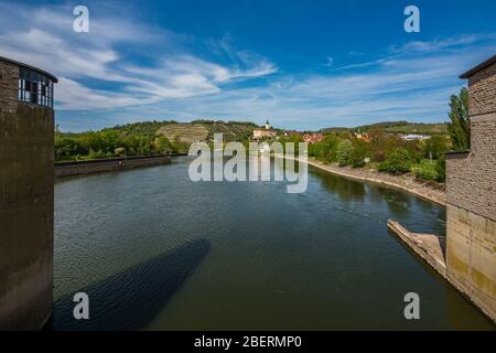 Burg Horneck un magnifique château de Gundelsheim en Allemagne avec la rivière Neckar en premier plan Banque D'Images