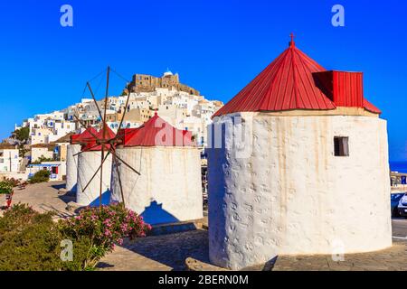 Maisons blanches traditionnelles, moulins à vent et château sur l'île d'Astypalea, Dodécanèse, Grèce. Banque D'Images
