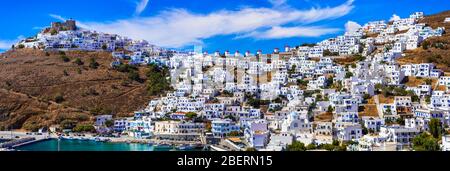 Vue impressionnante sur l'Astapalea avec maisons blanches, moulins à vent et château, Cyclades, Grèce. Banque D'Images