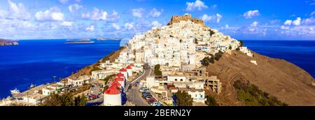 Belle île d'Astapalea, vue avec moulins à vent traditionnels, maisons blanches, château et mer, Cyclades, Grèce. Banque D'Images