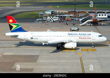 L'avion Airbus A320 de South African Airways immatriculé au titre de ZS-SZE Toiing à l'aéroport de Johannesburg, en Afrique du Sud. Airbus. Banque D'Images