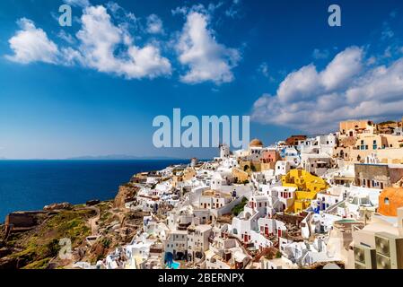 Vue sur Oia le plus beau village de l'île de Santorin en Grèce pendant l'été. Banque D'Images