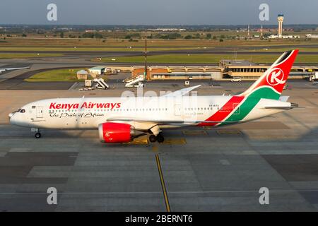 Kenya Airways Boeing 787 en train de rouler à l'aéroport international O R Tambo de Johannesburg. Avion immatriculé sous le nom DE 5Y-KZA. Compagnie aérienne kenyane. Banque D'Images