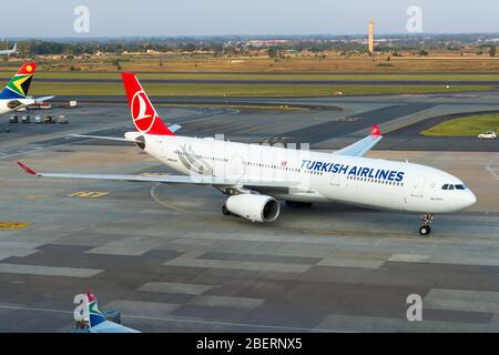 Turkish Airlines Airbus A330 en train de rouler à L'aéroport INTERNATIONAL DE TAMBO à Johannesburg. Avion enregistré sous le nom de TC-JNN. Compagnie aérienne de Turquie. Banque D'Images