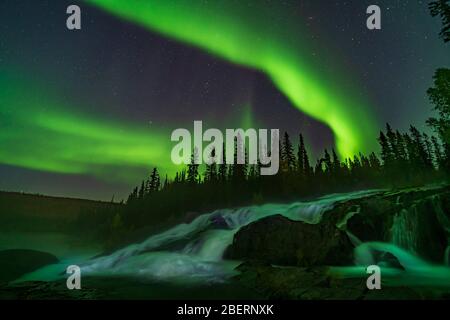 Rideaux aurorales sur les remparts chutes sur la rivière Cameron, Canada. Banque D'Images