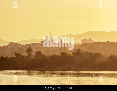 Paysage urbain au lever du soleil vu de la baie, Santiago de Cuba, Santiago de Cuba Province, Cuba Banque D'Images