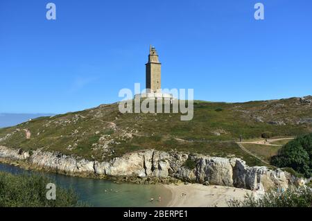 Torre de Hercules ou Tour d'Hercules avec plage et ciel bleu. La Corogne, Galice, Espagne. Banque D'Images