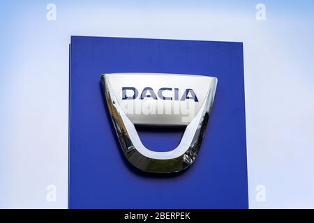 Logo de voiture Dacia, sur une plinthe à l'extérieur d'un détaillant de voiture, Irvine, Ayrshire, Royaume-Uni Banque D'Images