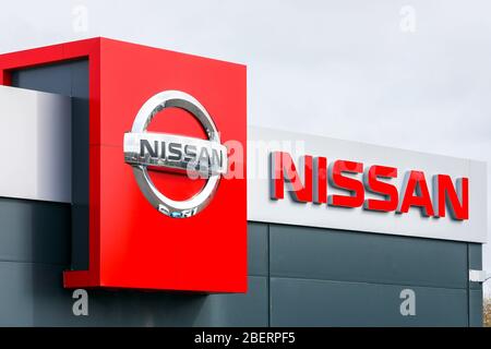 Logo de la société pour véhicules Nissan sur le toit d'un garage de vente au détail, Irvine, Écosse, Royaume-Uni Banque D'Images