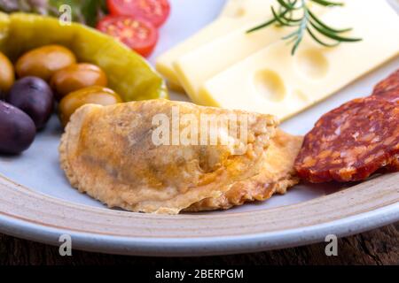 empanadas et tapas espagnoles sur une assiette Banque D'Images