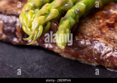asperges vertes sur un steak Banque D'Images