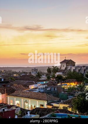 Paysage urbain avec la cathédrale de Santisima Trinidad au coucher du soleil, vue élevée, Trinidad, province de Sancti Spiritus, Cuba Banque D'Images