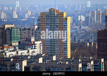 Kiev, Ukraine – 02 avril 2017 : Kiev (Kiev) de haut en haut. Nouvel immeuble moderne d'appartements de grande taille dans l'ancienne région soviétique. Paysage urbain Banque D'Images