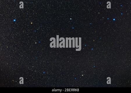 La constellation de Serpen dans le nord du printemps et le ciel d'été. Banque D'Images