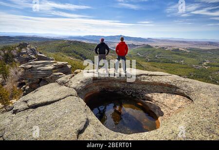 Deux touristes debout près de petit lac et à la recherche sur le panorama de la belle vallée du parc national dans Karkaraly Centre du Kazakhstan Banque D'Images