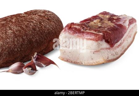 Lard salé, pain de pain brun et gousses d'ail isolées sur fond blanc Banque D'Images