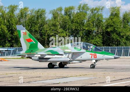 Biélorusse Air Force Yak-130 en taxi à la base aérienne de Dyagilevo, Russie. Banque D'Images