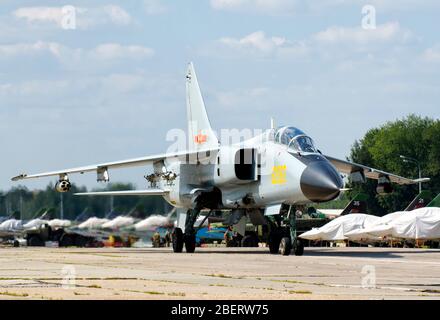 La Force aérienne chinoise JH-7 qui roule à la base aérienne de Dyagilevo, en Russie. Banque D'Images