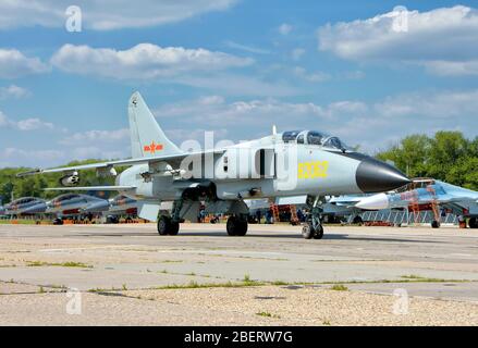 La Force aérienne chinoise JH-7 qui roule à la base aérienne de Dyagilevo, en Russie. Banque D'Images