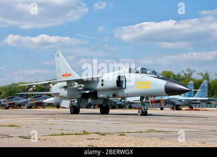 La Force aérienne chinoise JH-7 qui roule à la base aérienne de Dyagilevo, en Russie. Banque D'Images