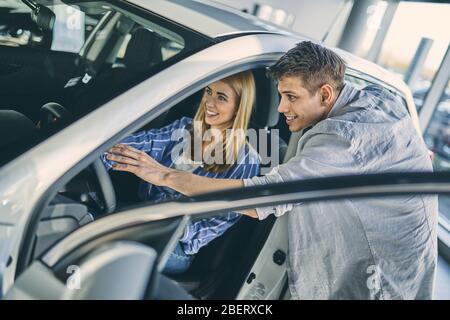 Couple souriant se préparer à conduire et s'amuser. Banque D'Images