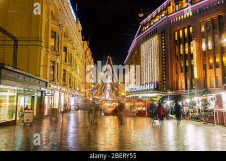 Décorations du marché de Noël dans la rue helsinki, en Finlande Banque D'Images