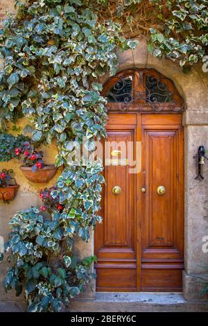 Porte d'entrée à la maison médiévale à Castelmuzio, Toscane, Italie Banque D'Images