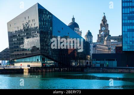 Georges Pier Head montrant un mélange d'architecture à Liverpool Banque D'Images