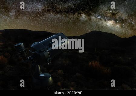 Ciel étoilé au-dessus d'un télescope. Montagnes, surroulées par la forêt de pins dans le paysage de nuit avec coloré Milky Way Galaxy, étoiles, planète Banque D'Images